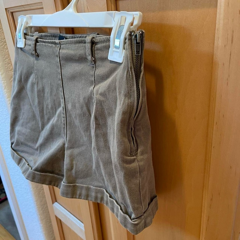 Women’s Khaki Tan Cuffed Shorts Size 27 (fits more like a 25/26) - Picture 3 of 6
